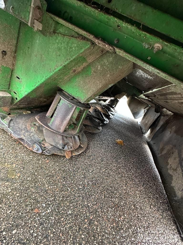 John Deere 830 Cositoare de iarba cu umidificator