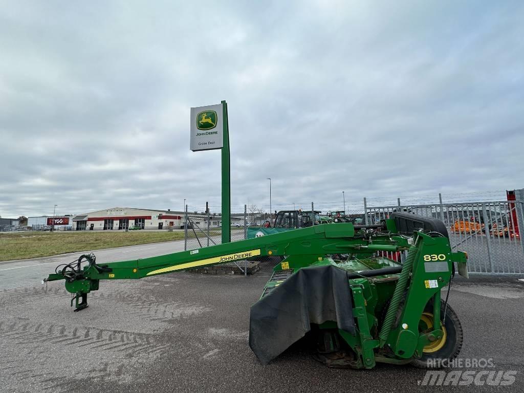 John Deere 830 Cositoare de iarba cu umidificator