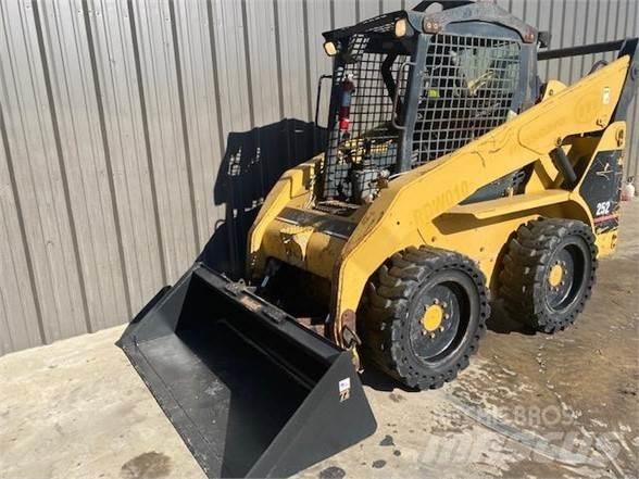 CAT 252 Mini incarcator
