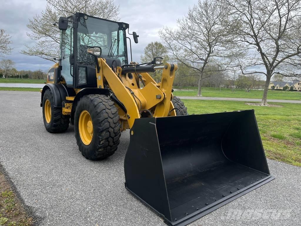CAT 908M Incarcator pe pneuri