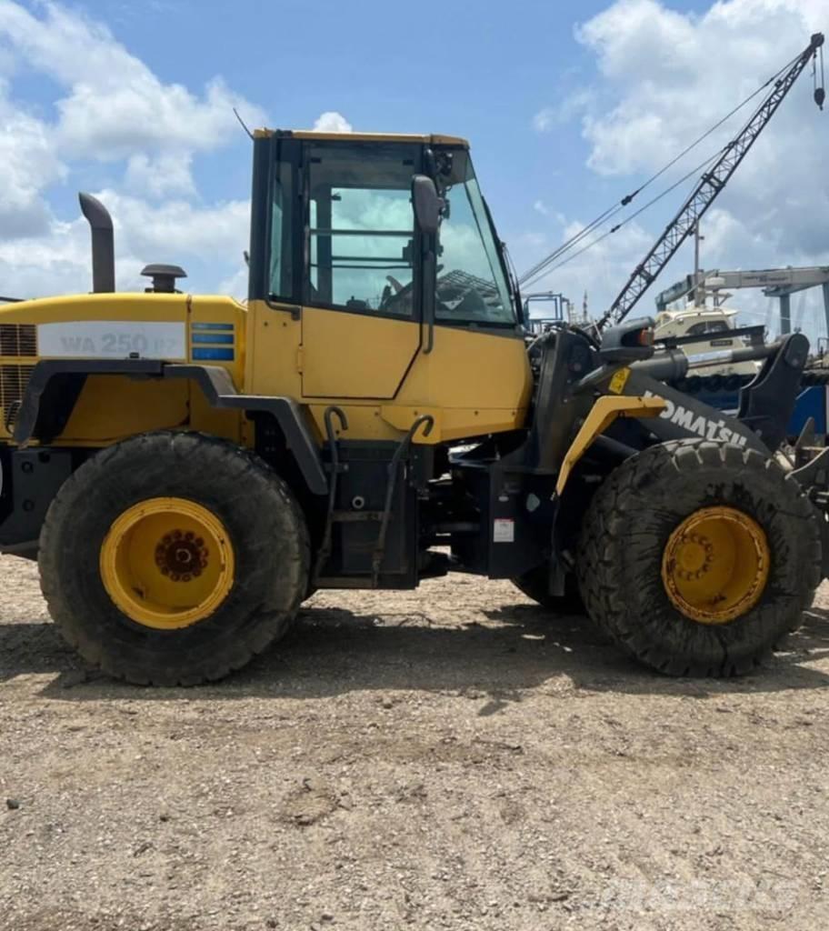 Komatsu WA 250 PZ-6 Incarcator pe pneuri