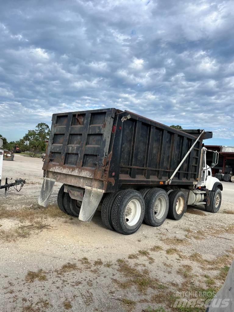 Mack Granite Autobasculanta