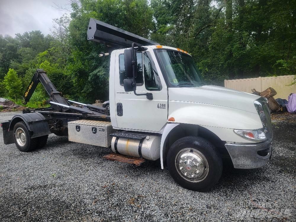 International 4300 Camion cu carlig de ridicare