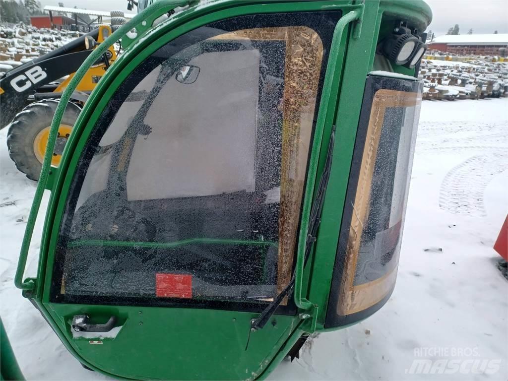 John Deere 1210e Cabine si interior