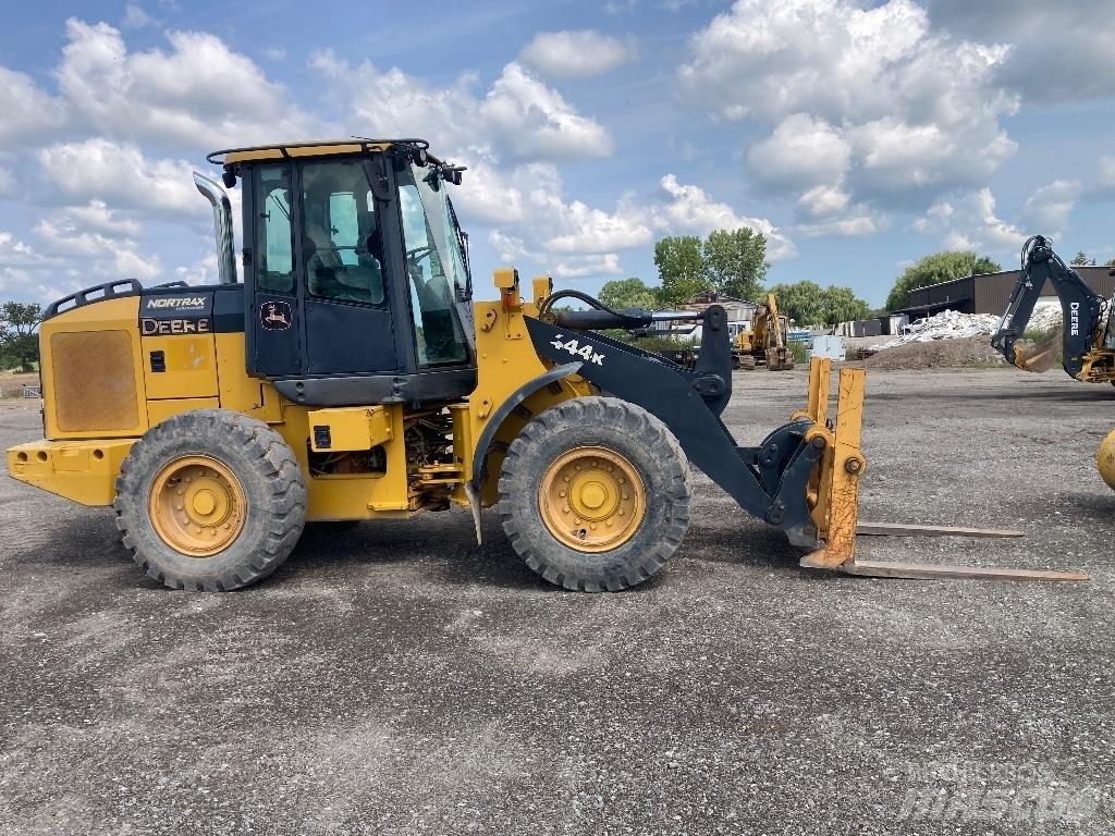 DEERE 444K Incarcator pe pneuri