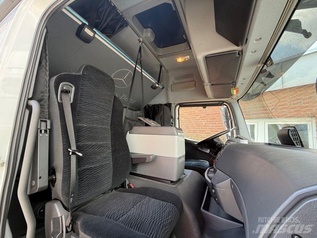 Mercedes-Benz 1530L Camion cu prelata
