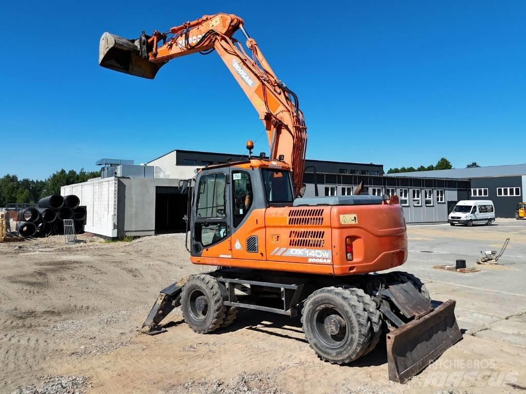 Doosan DX 140 W Excavatoare cu roti