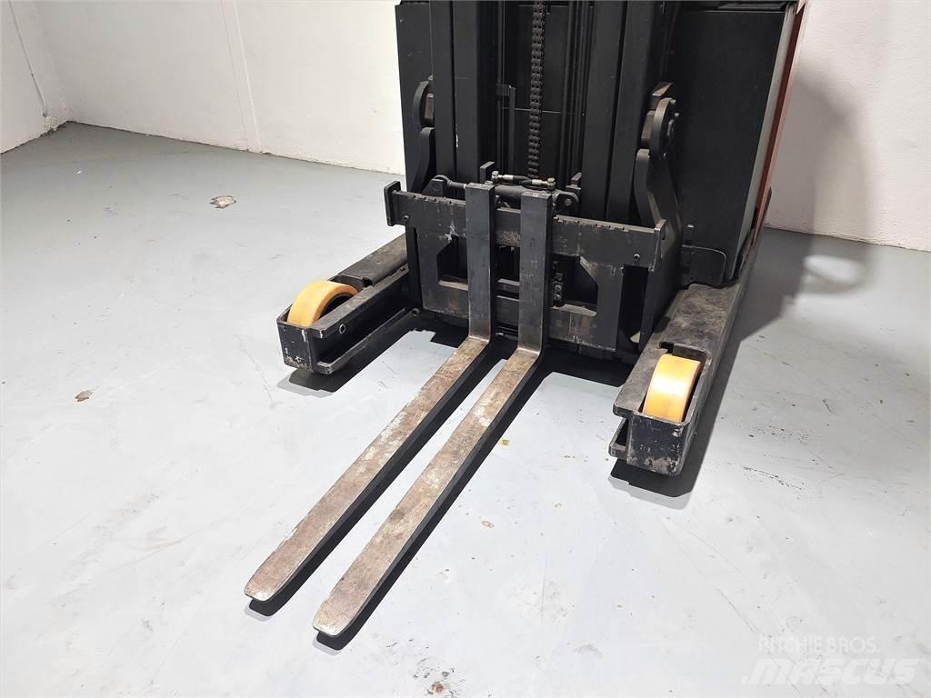 BT RRE 160 Stivuitor cu catarg retractabil