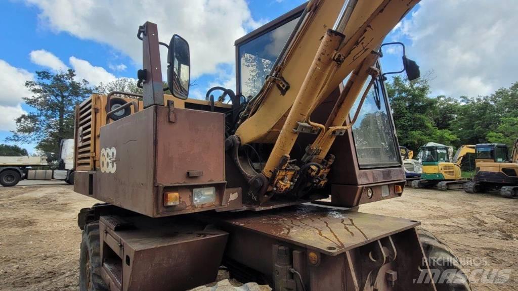 CASE 688 Excavatoare cu roti