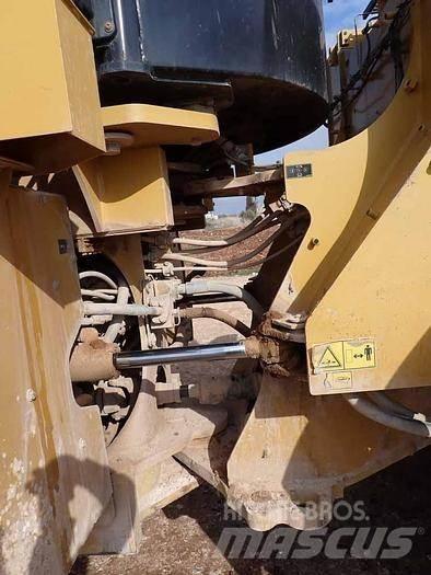 CAT 966M Incarcator pe pneuri