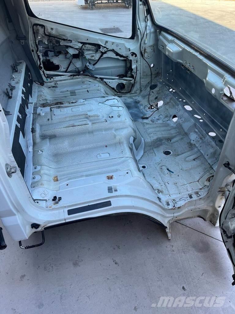 Mitsubishi S MODEL Cabine si interior