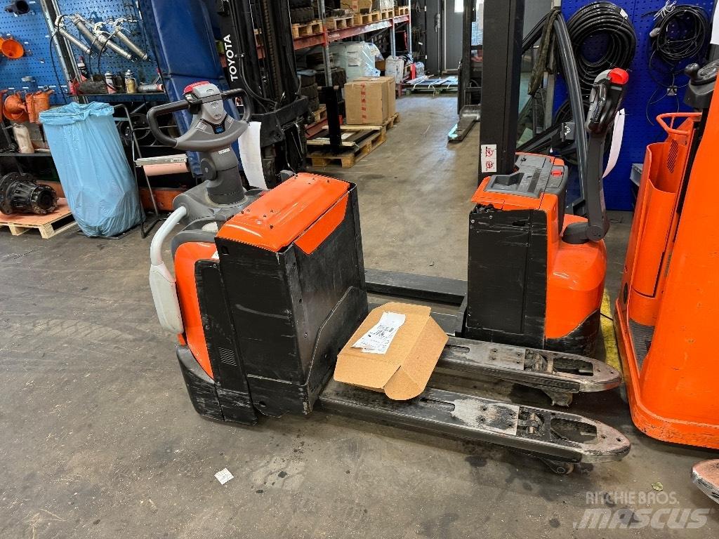 Toyota LPE200 Transpaleta cu platforma