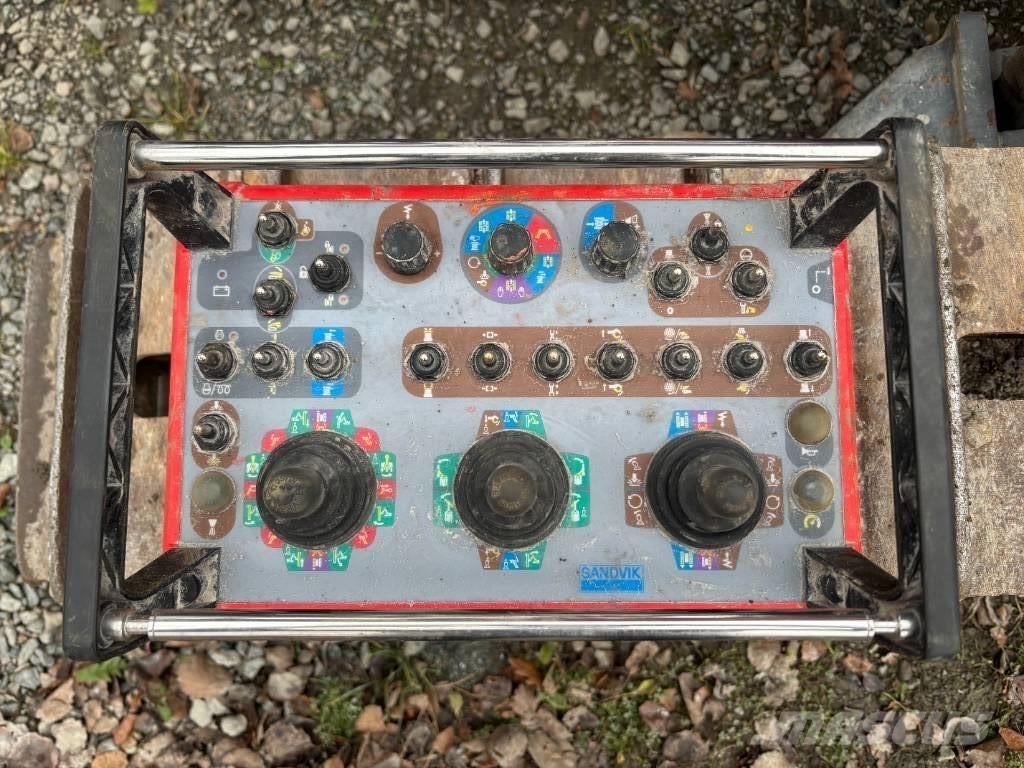 Sandvik Dino DC400Ri Echipamente de forare la suprafata