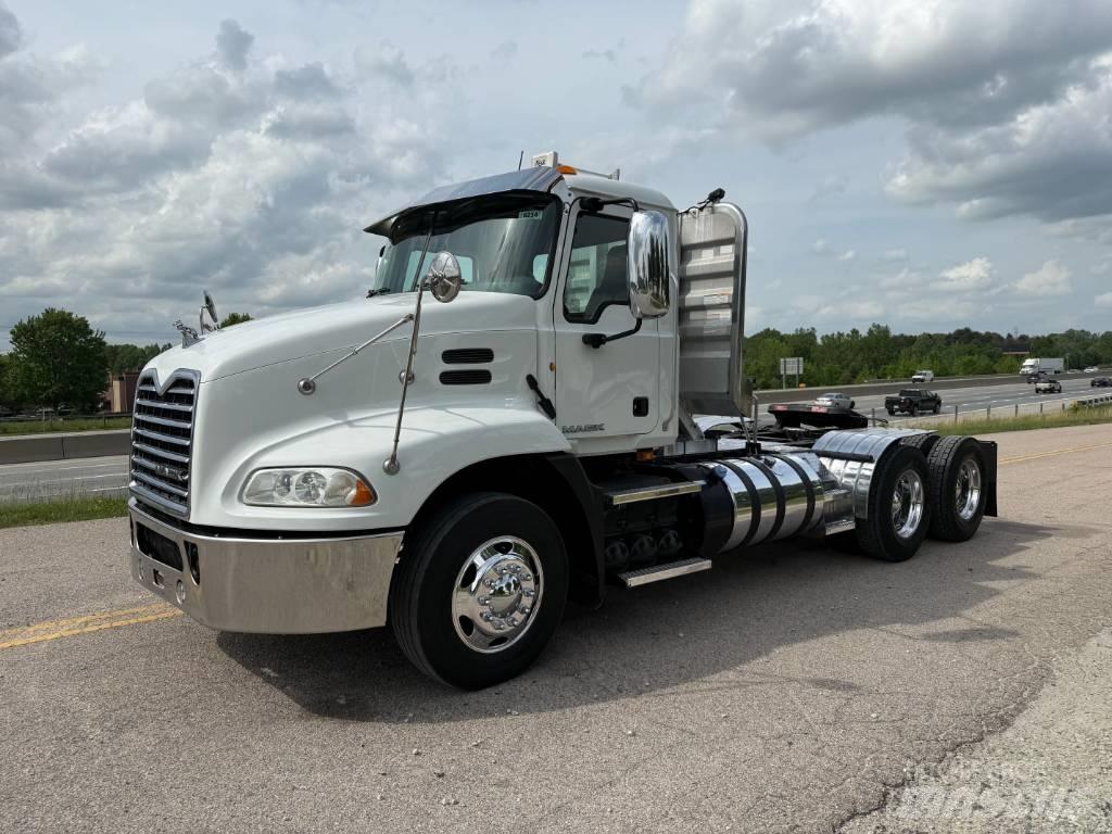 Mack CXU 613 Autotractoare