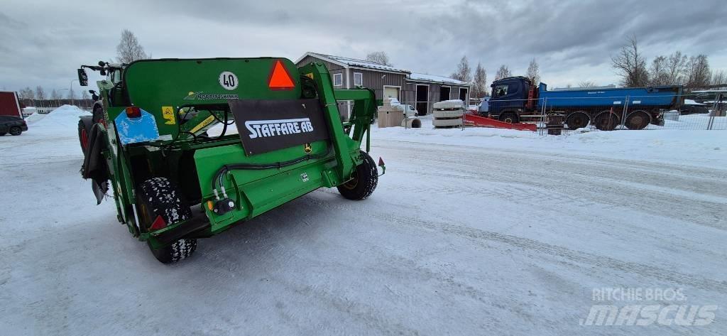 John Deere 835 Cositoare de iarba cu umidificator