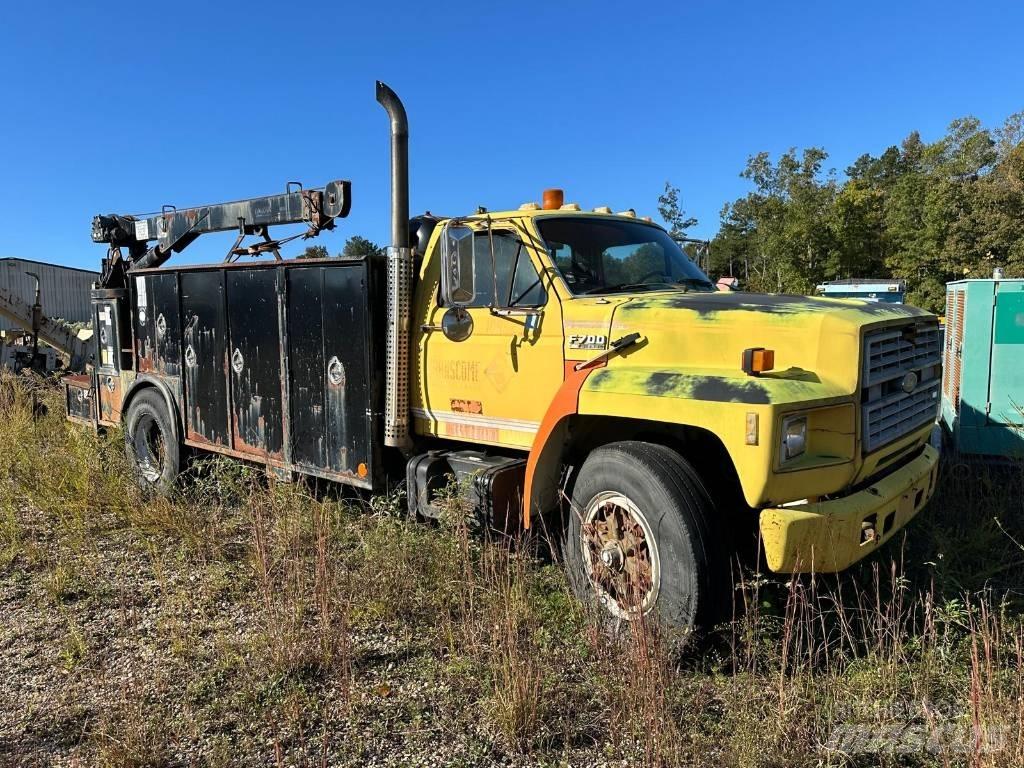 Ford F700 Municipal/vehicul cu uz general