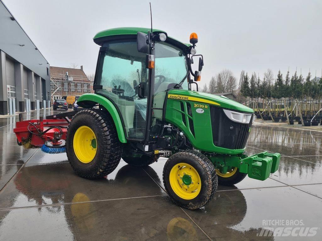 John Deere 3039R Tractoare