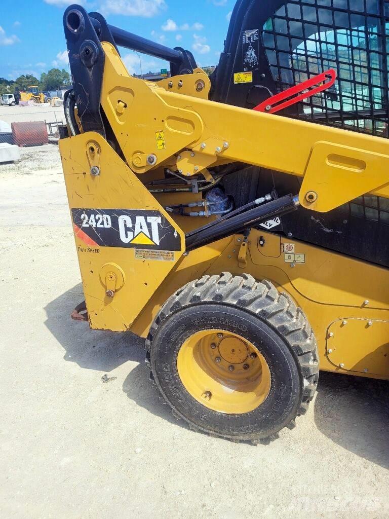 CAT 242 D Mini incarcator