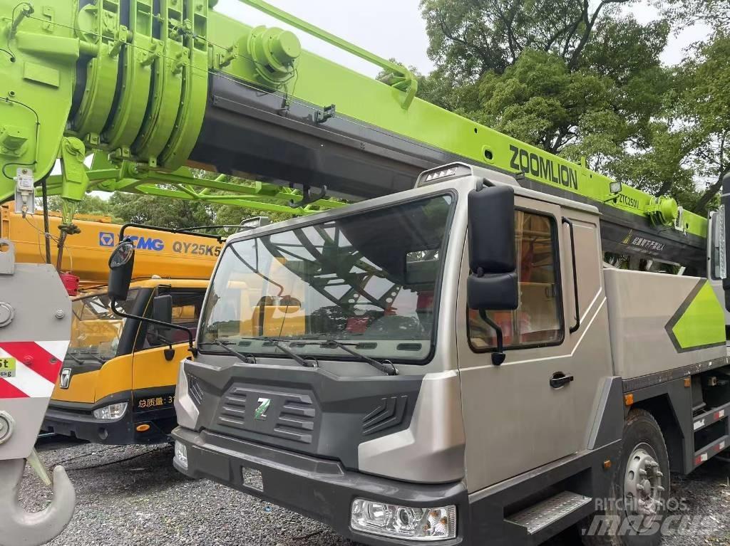 Zoomlion 25 T Macara pentru orice teren