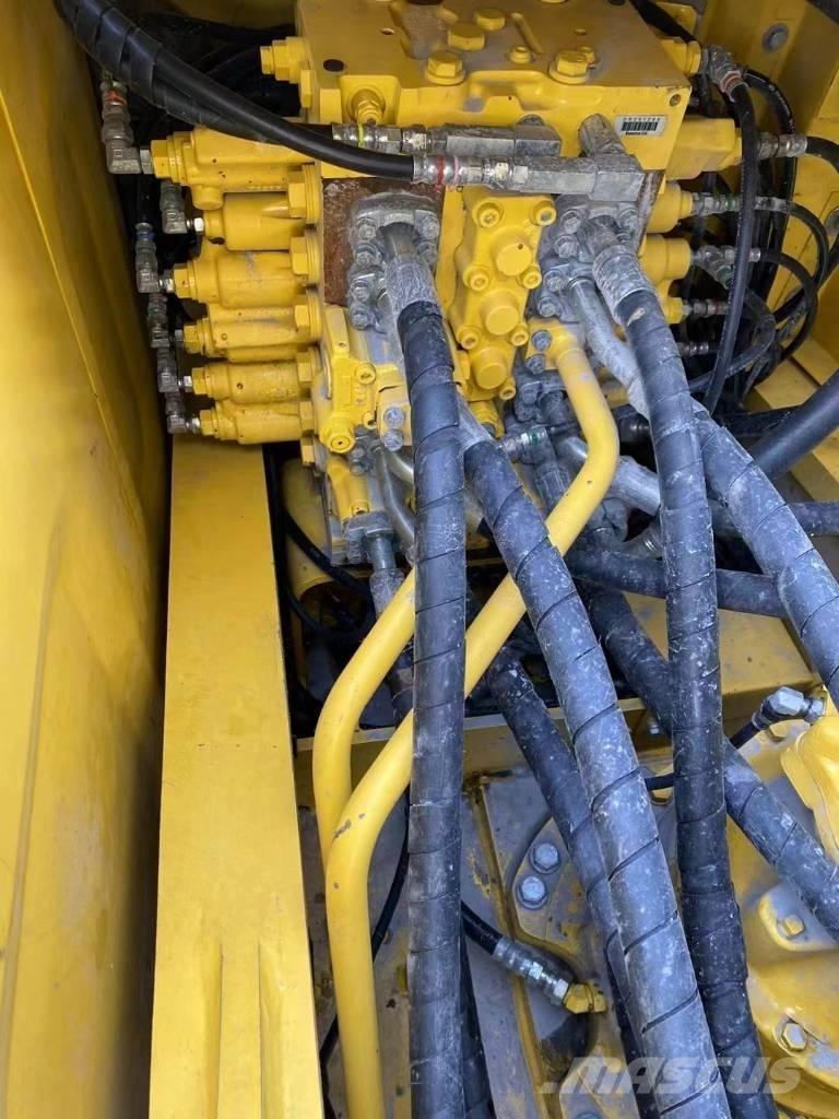 Komatsu 240LC-8 Excavatoare pe șenile
