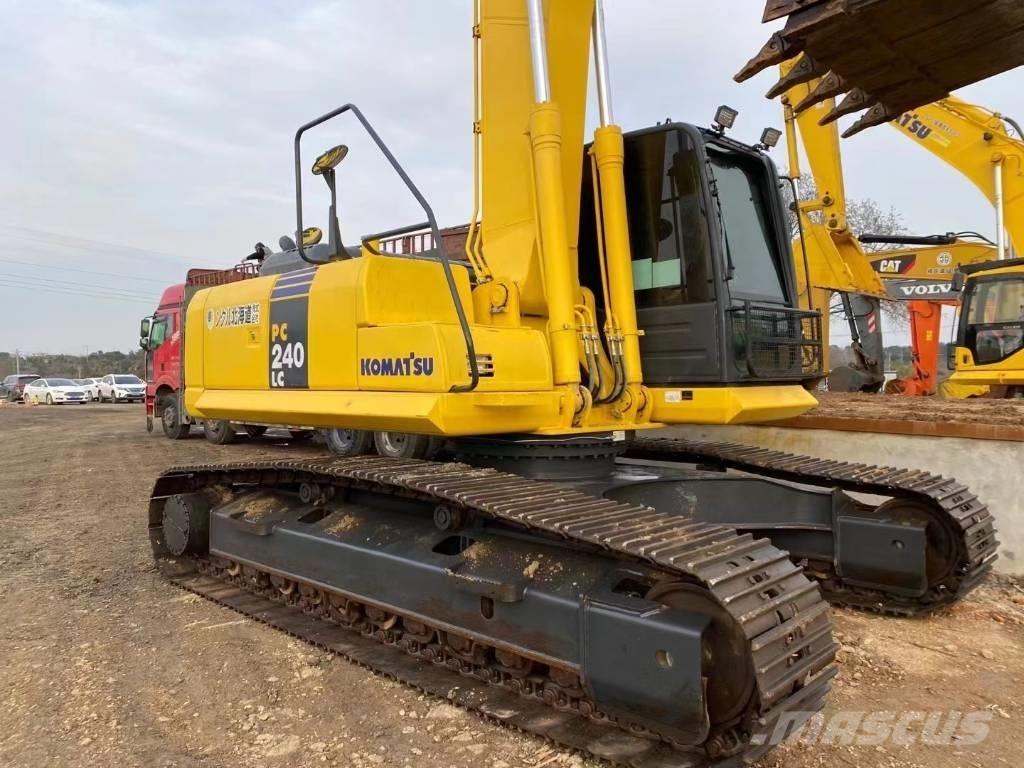 Komatsu 240LC-8 Excavatoare pe șenile
