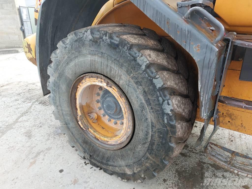 CASE 821 FXR Incarcator pe pneuri