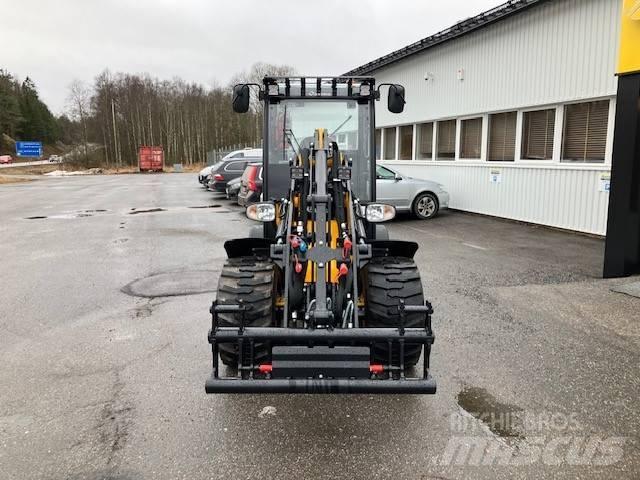 JCB 403 Plus Incarcator pe pneuri