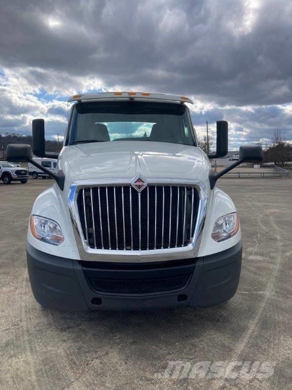International LT Autotractoare