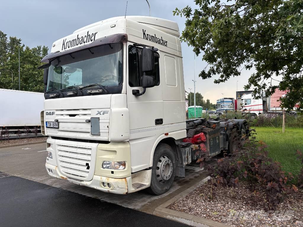 DAF XF 105 Camion cu carlig de ridicare