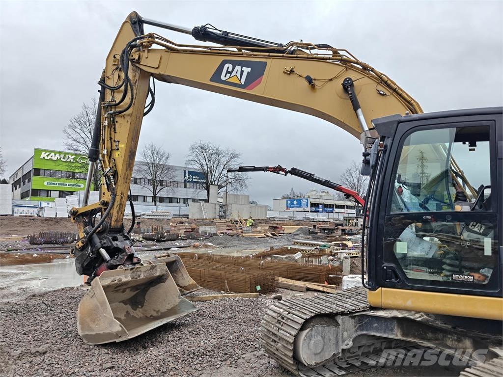 CAT 323 Excavatoare pe șenile
