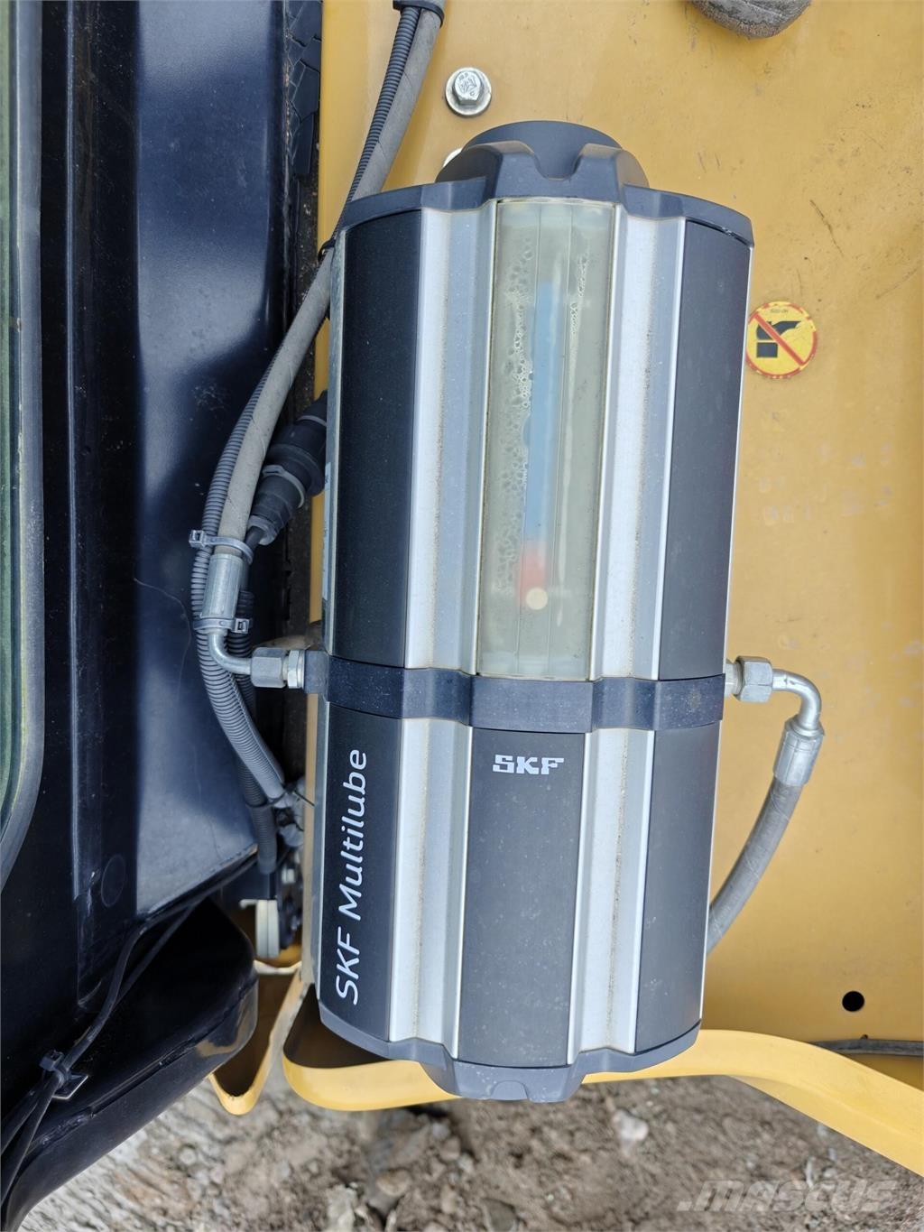 CAT 323 Excavatoare pe șenile
