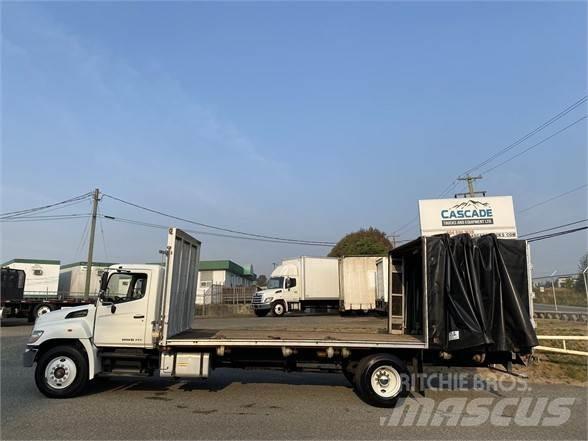 Hino 338 Camion cu prelata