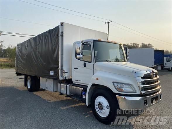 Hino 338 Camion cu prelata