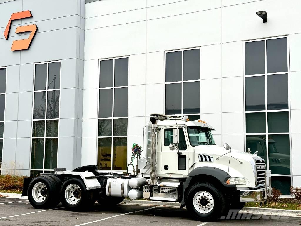 Mack GU813 Autotractoare