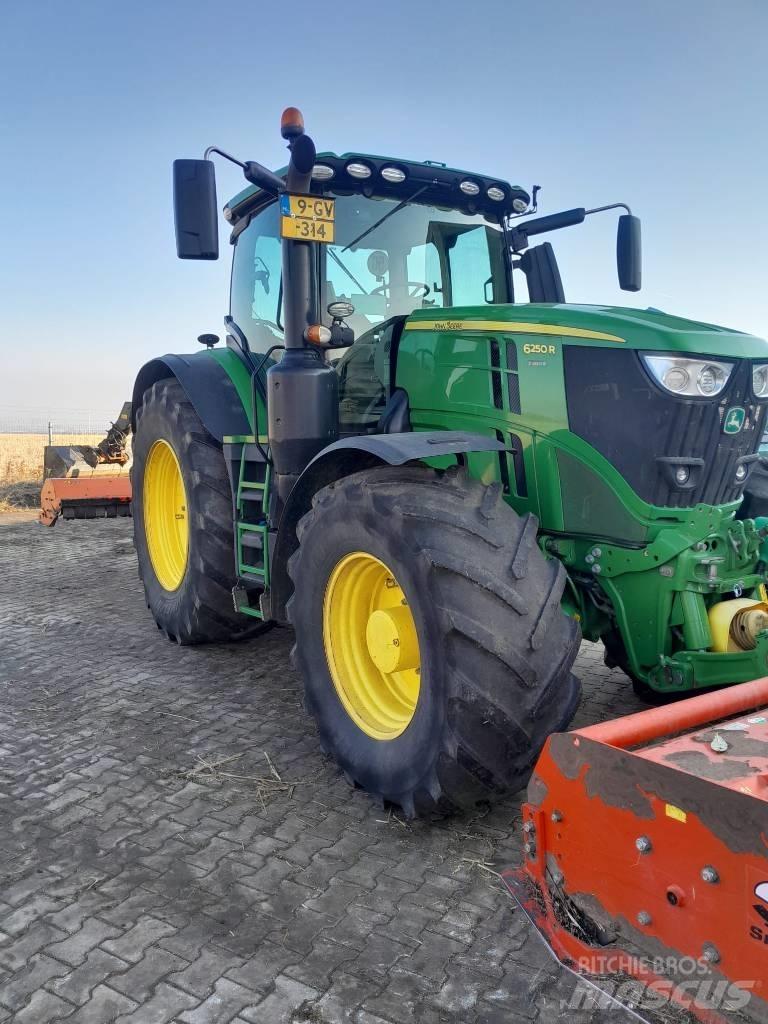 John Deere 6250R Tractoare