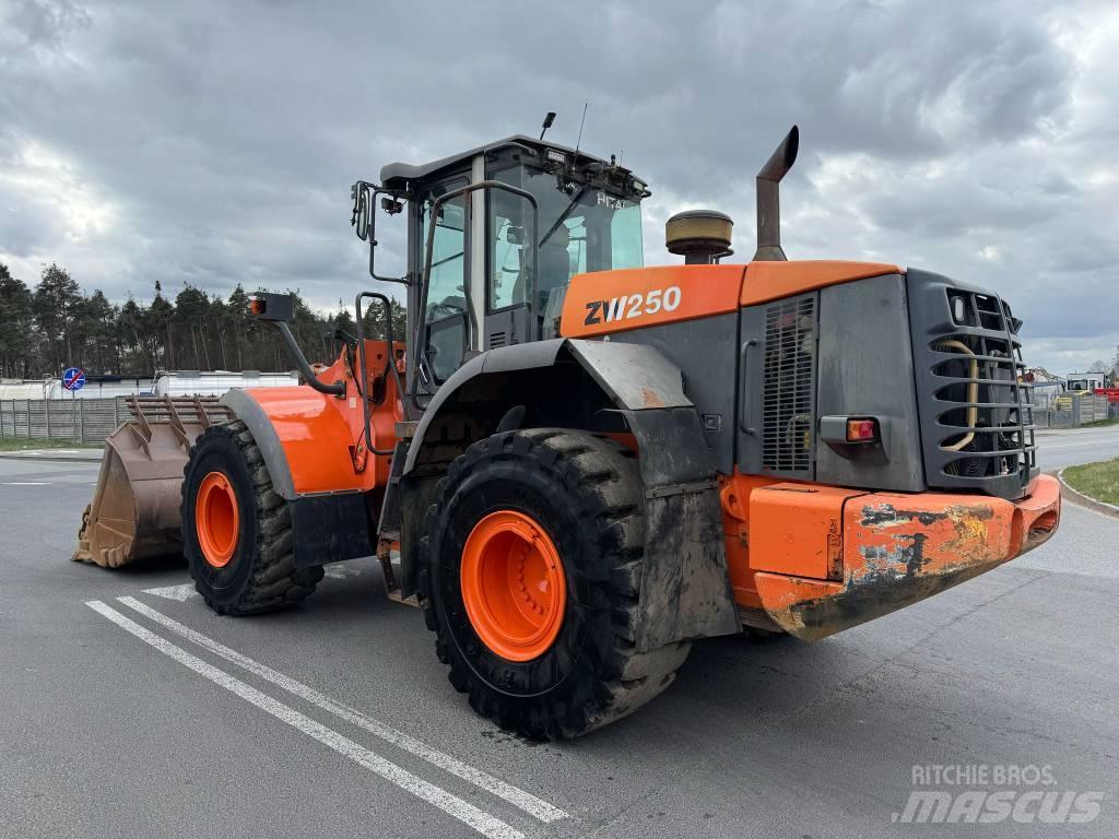 Hitachi ZW 250 Incarcator pe pneuri