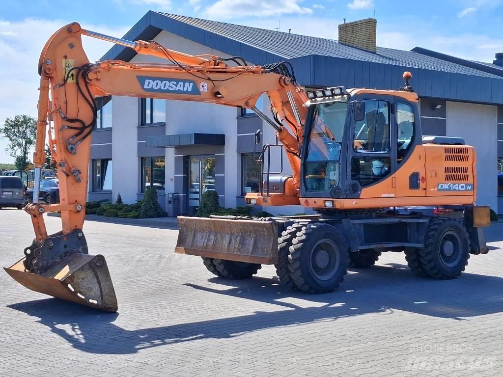 Doosan DX 140 W-3 Excavatoare cu roti