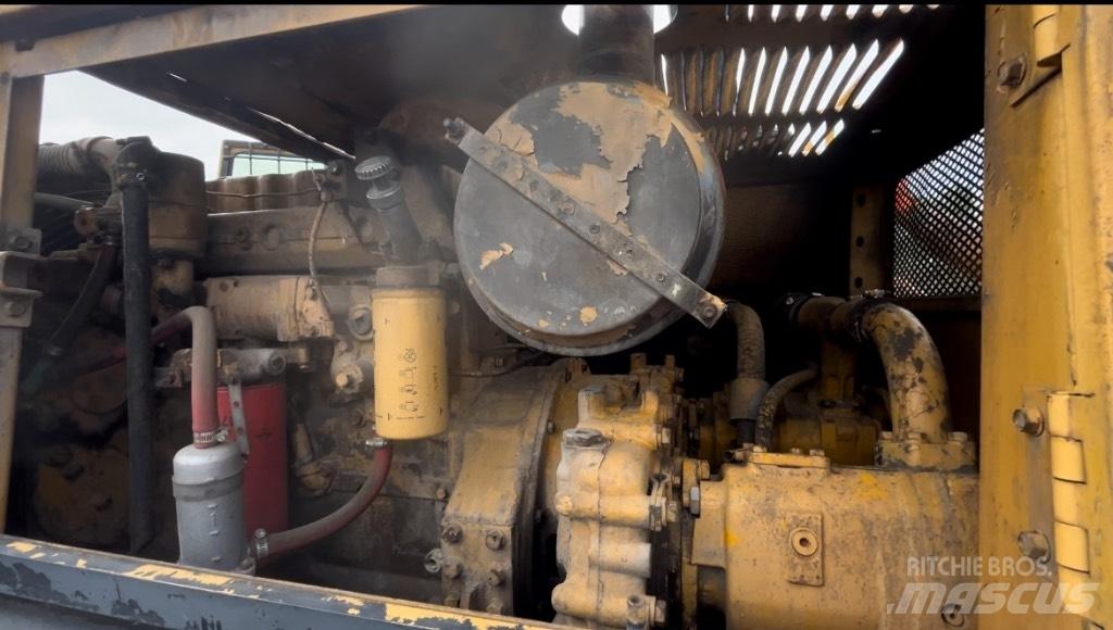 CAT 215 Excavatoare pe șenile

