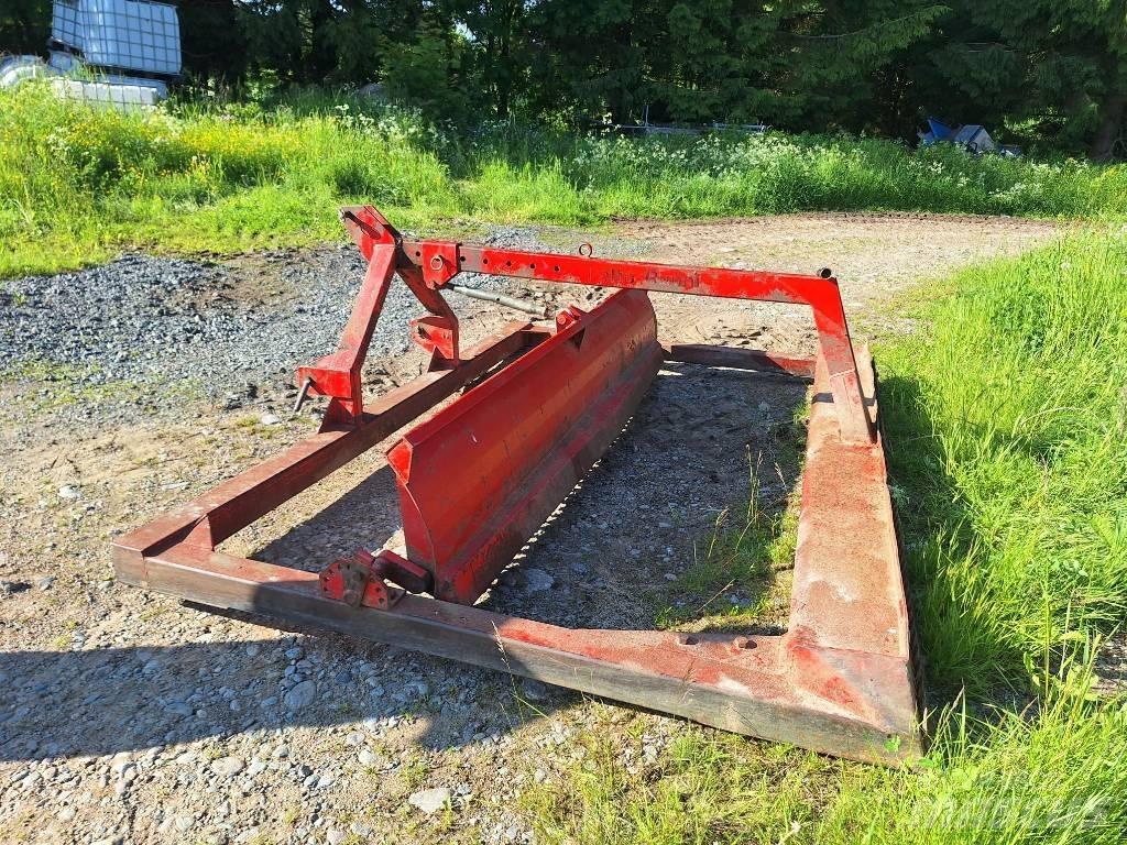 Runni Peltolana 300 Buldozer