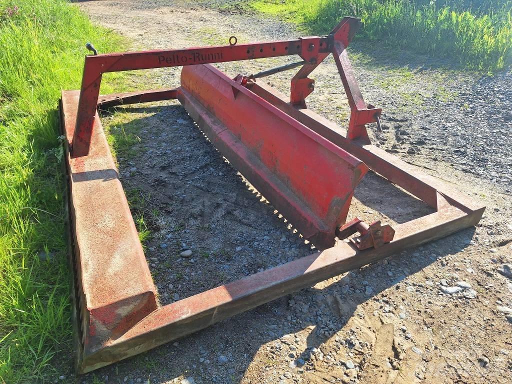 Runni Peltolana 300 Buldozer