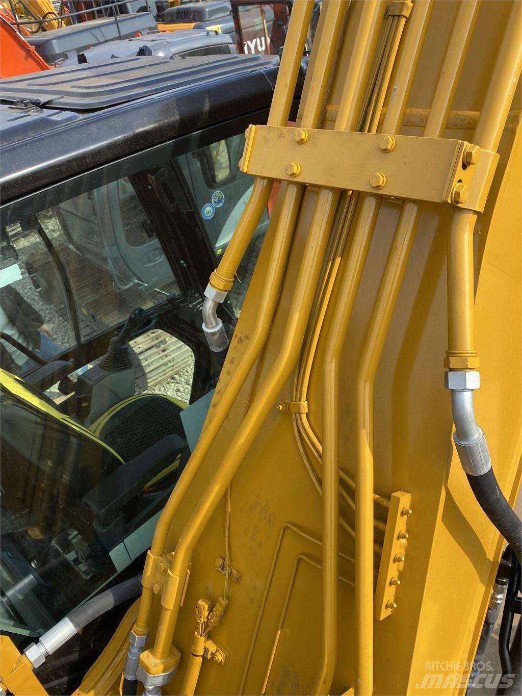 CAT 320 Excavatoare pe șenile
