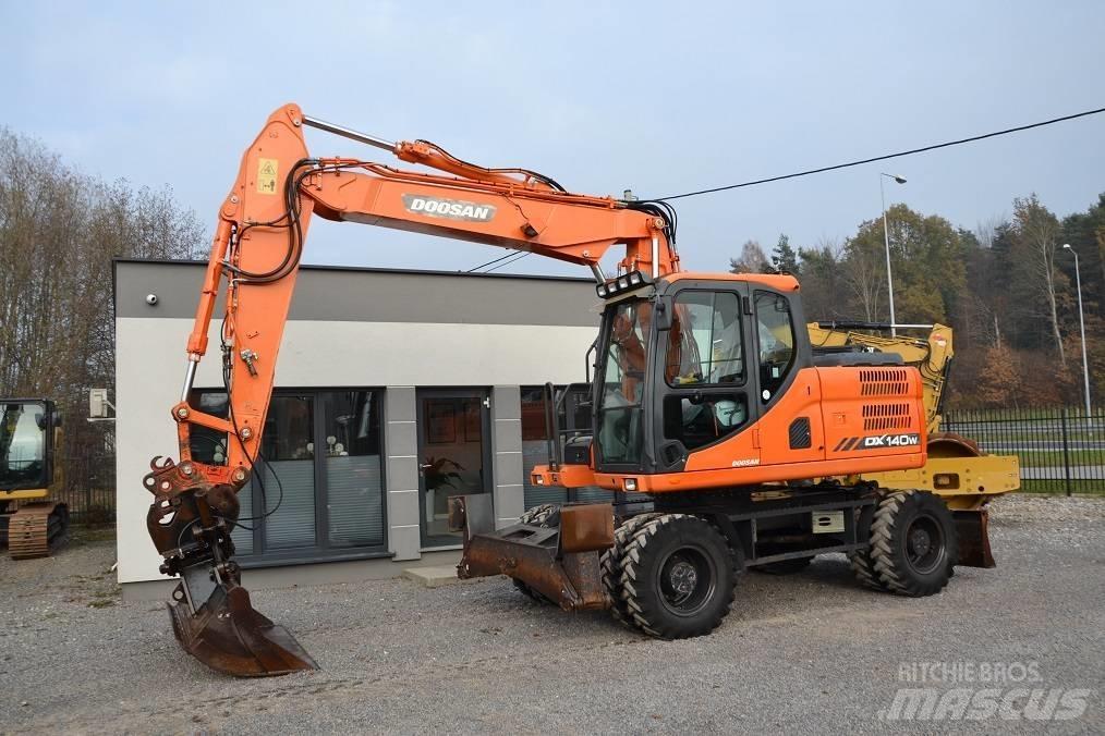 Doosan DX 140 W Excavatoare cu roti