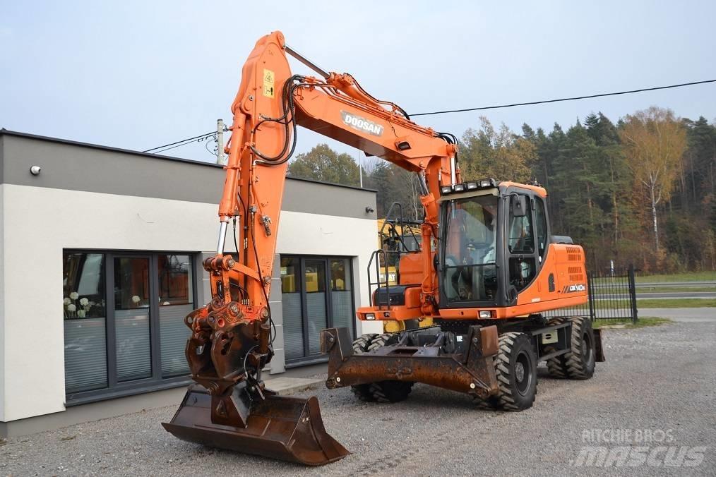 Doosan DX 140 W Excavatoare cu roti