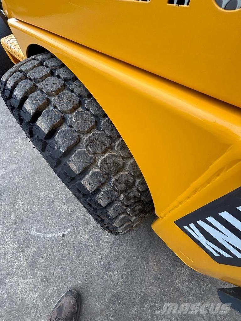 Knikmops KM 130 Incarcator pe pneuri