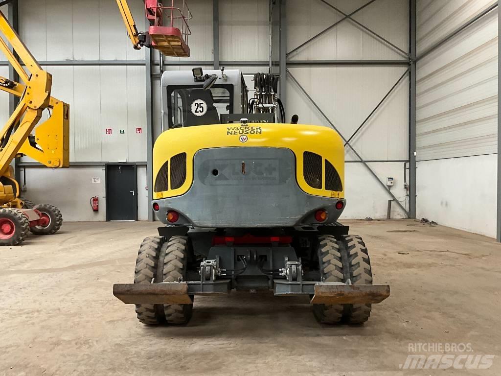Neuson EW 100 Excavatoare cu roti