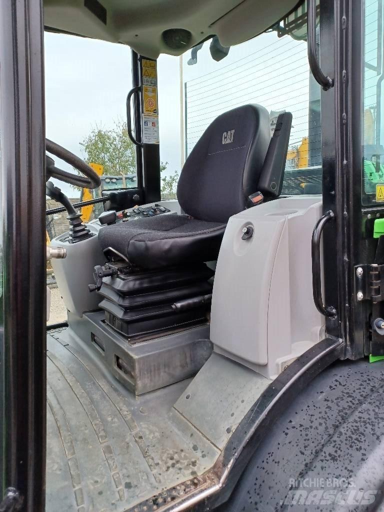 CAT 906M Incarcator pe pneuri