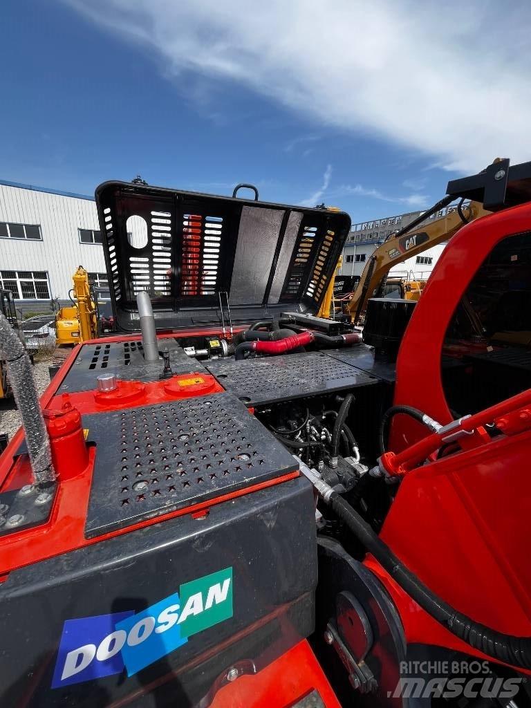 Doosan DX 225 Excavatoare pe șenile

