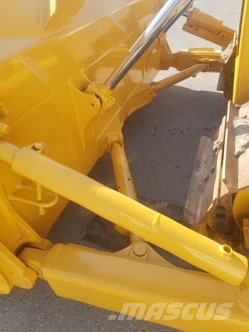 Komatsu D65EX-15 Buldozere pe senile