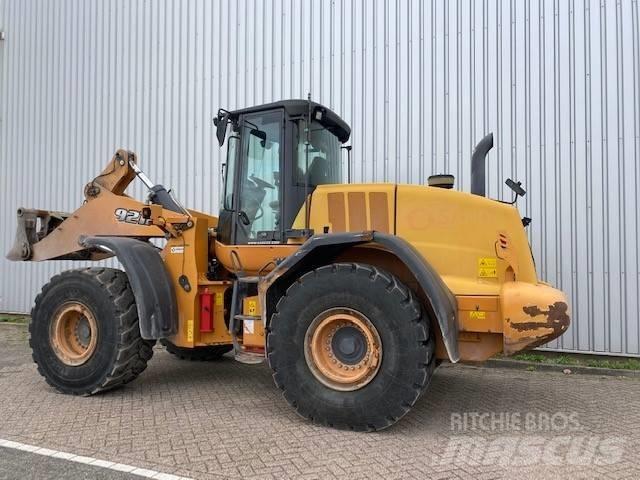 CASE 921F Incarcator pe pneuri