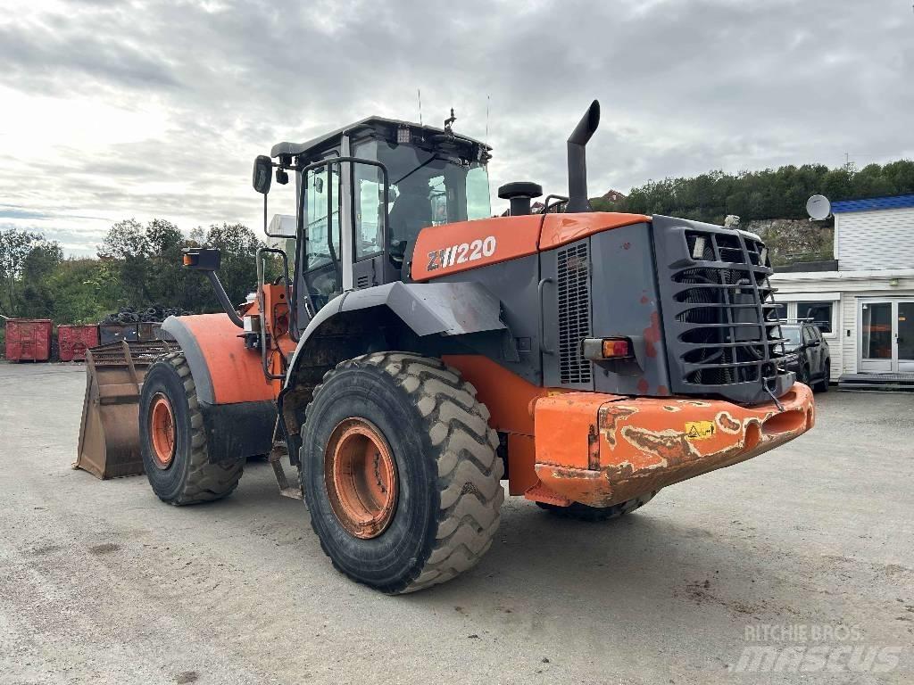 Hitachi ZW 220 Incarcator pe pneuri
